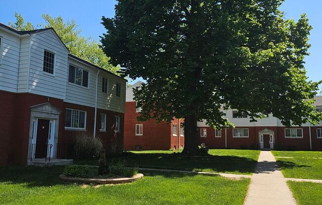 2 beds, 1 bath, 713 sqft, $895, Unit 33C