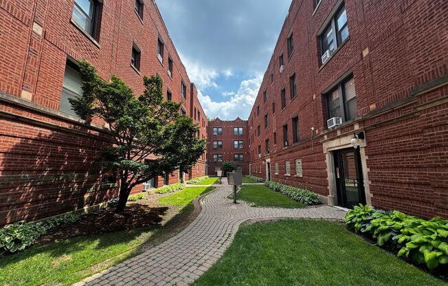 2 beds, 1 bath, $1,750, Unit 1381 #2S