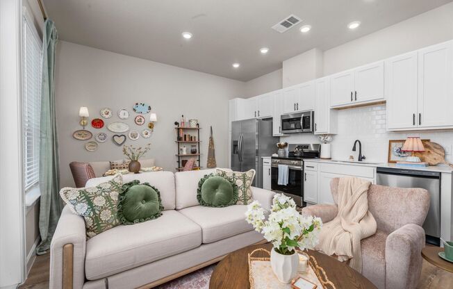 1 bed, 1 bath, 650 sqft, $1,300, Unit 428