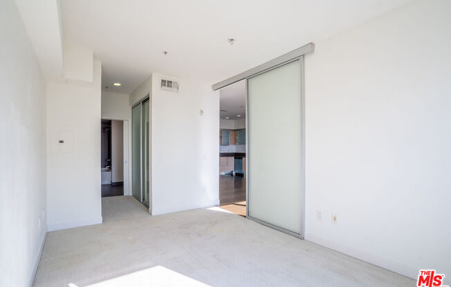 2 beds, 2 baths, 960 sqft, $3,200, Unit 517