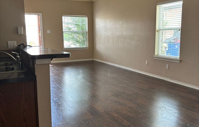DUPLEX-LARGE FENCED YARD