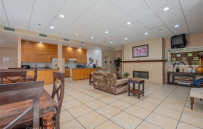5325 Newcastle Avenue, 322