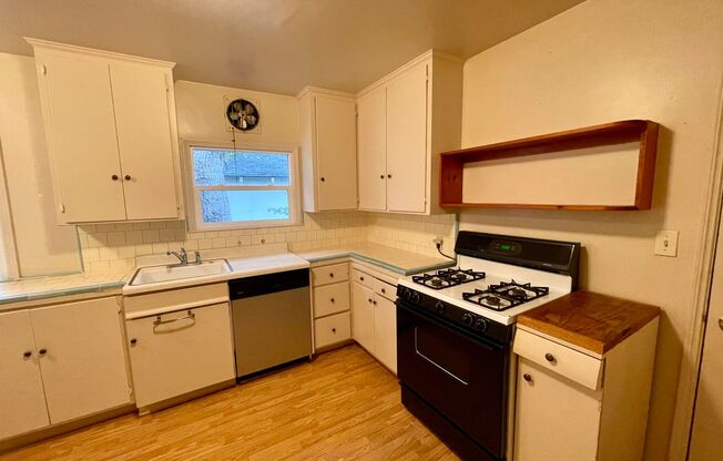 2 beds, 1 bath, $2,495