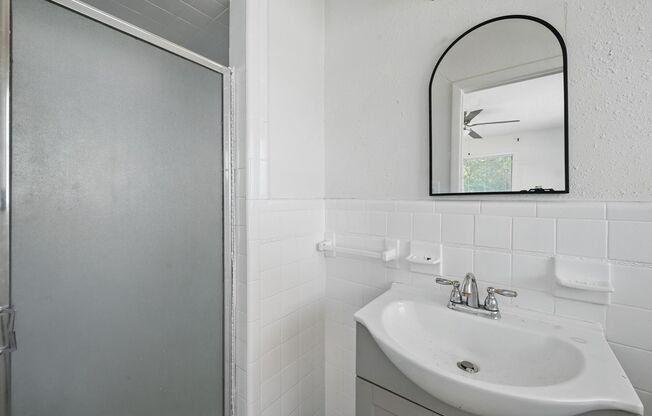 CHARMING AND QUAINT 4 bedroom, 2 bathroom home in Joshua, TX!!