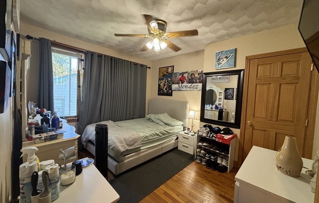 3 beds, 1 bath, 1,400 sqft, $2,600, Unit 2