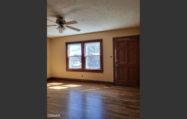 2 beds, 1 bath, $1,600