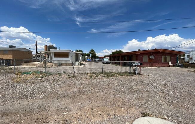 Studio Efficiency 1/2 block to Colorado river