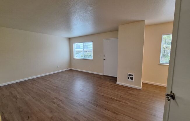 2 beds, 1 bath, $2,595, Unit 2