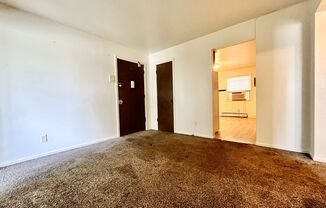 3 beds, 1 bath, $1,595, Unit 29th 2252 #4