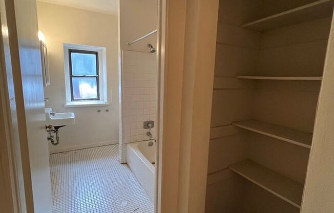 1 bed, 1 bath, 428 sqft, $1,095, Unit 3303-3F