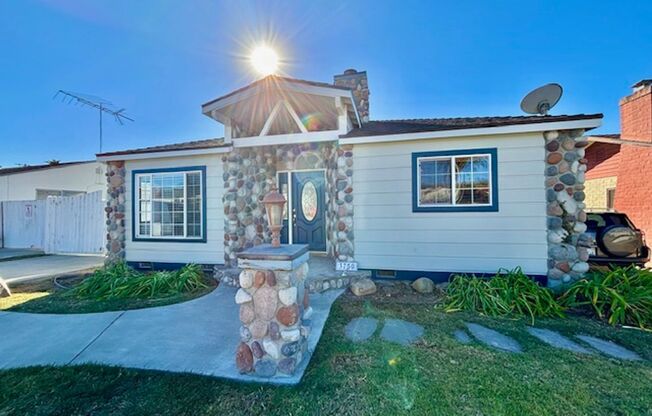 Ventura | Midtown | 3 Bed + 2 Bath | UNFURNISHED | 3750 Mound Ave