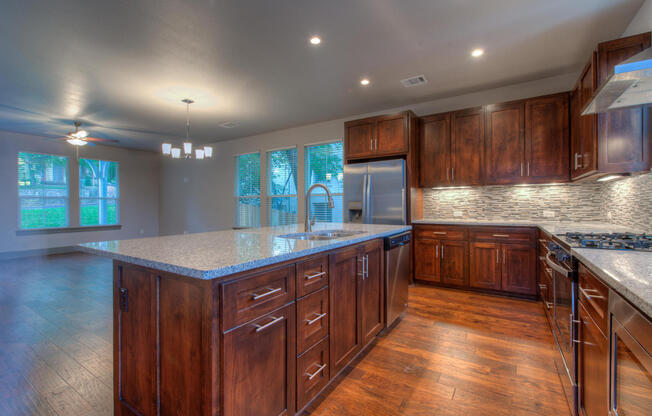 UT PRE-LEASE: 2014 Constructed 6 bed / 5 bath home - Top of the Line Finishes - Prime Location