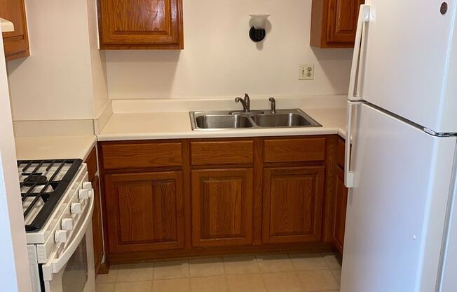 1 bed, 1 bath, 700 sqft, $899, Unit Custer-106