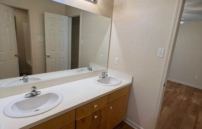 2 beds, 1 bath, $825, Unit 4214 Center -1