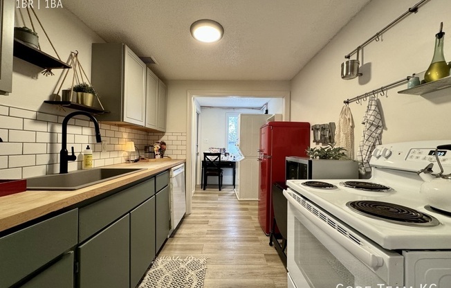 1207 W 47 ST