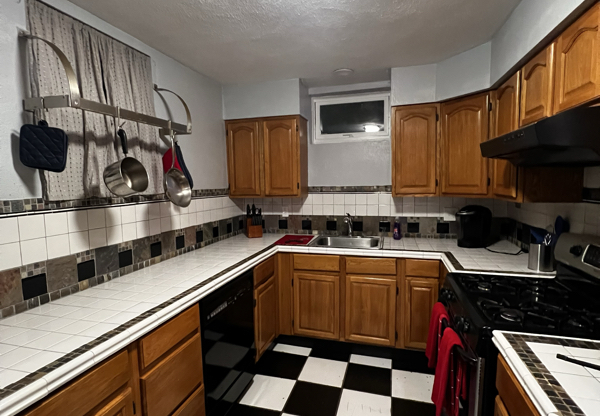 24 EMMETT ST