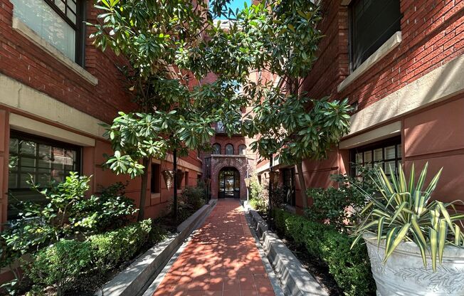Top Floor Vintage 1 Bed, 1 Bath Condo!