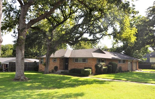 Spacious 3-3-2 on corner lot in Hurst, HEB ISD!