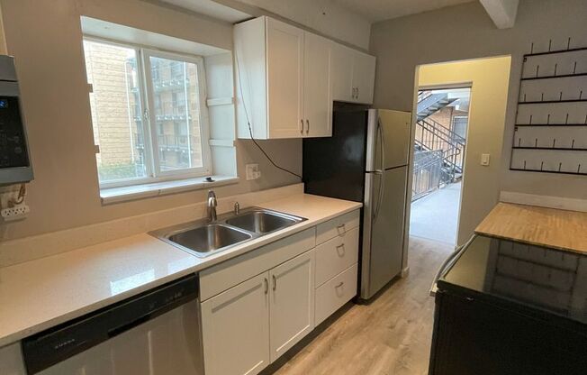 Spacious 2BD/1BA- BELLEVIEW PARK LOCATION! Available 5/1! $250 Admin Fee Waived!