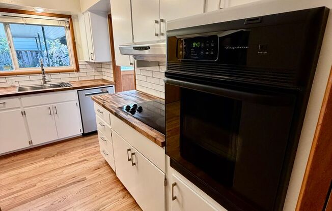 Spacious, Remodeled 5bd/3bath Cherry Park Home with Large Fenced Garden and Finished Basement