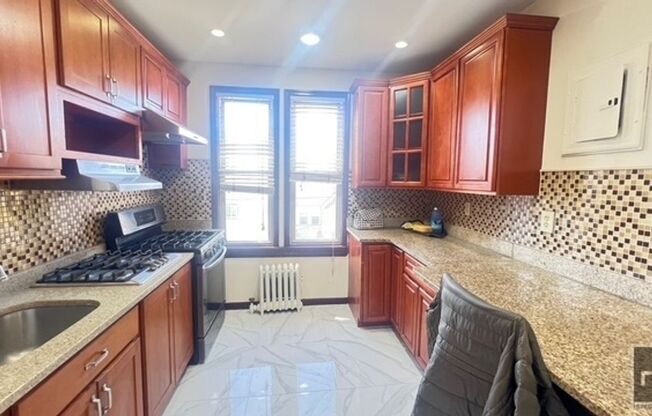 484 LINDEN BLVD