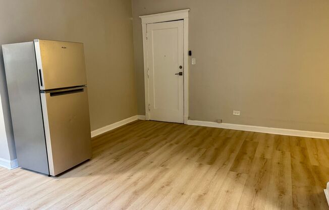 Studio, 1 bath, 300 sqft, $1,095, Unit #210