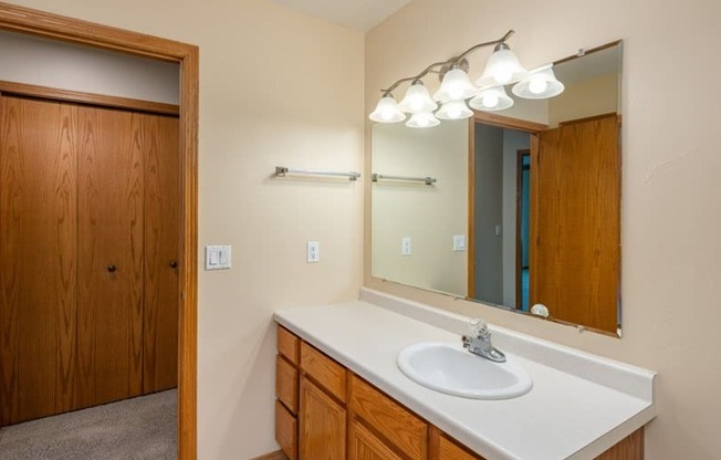 Upper Riverwalk Bathroom, 1 bed/1 Bath