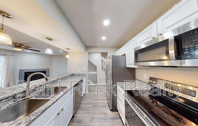 2331 LEXINGTON VLG LN
