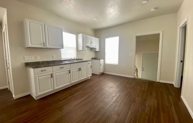 2 beds, 1 bath, 900 sqft, $1,165