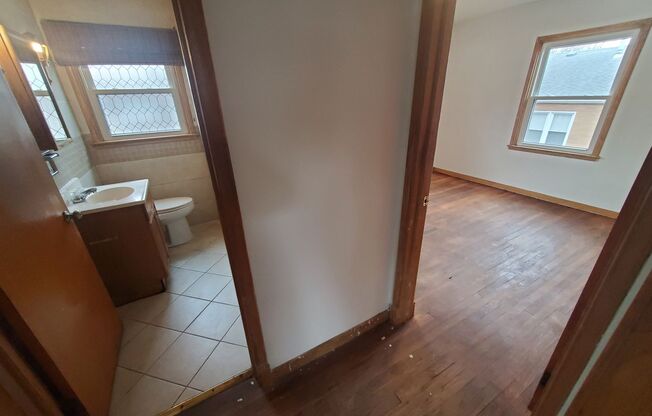 2 beds, 1 bath, $1,395