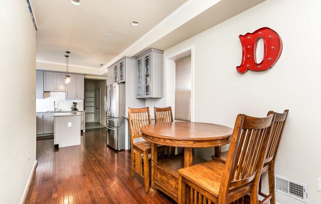 Stylish End-of-Group 2 bd 2.5bth Home in Prime Federal Hill Location with Stunning Rooftop Views!