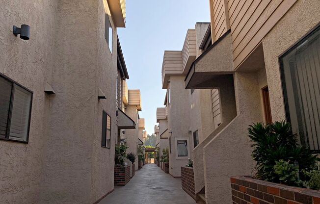 1010 - 1012 E Acacia Ave