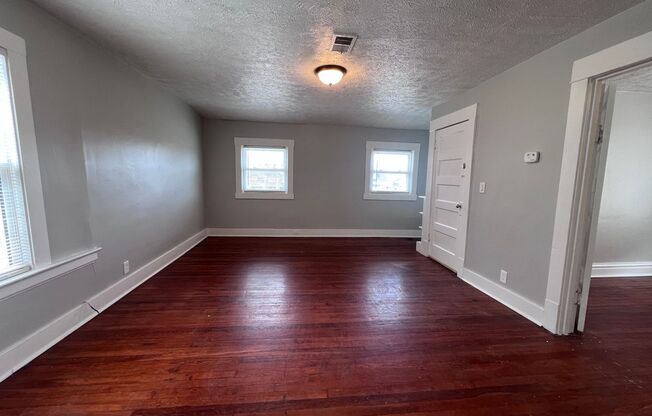 One Bedroom Upper Unit with Ample Natural Light! SE Side of Grand Rapids