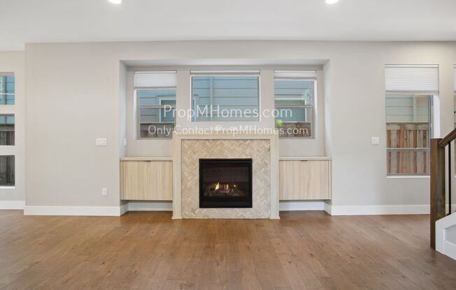 Stunning Home in St. Johns! Three Bedroom, Two and Half Baths with A/C!