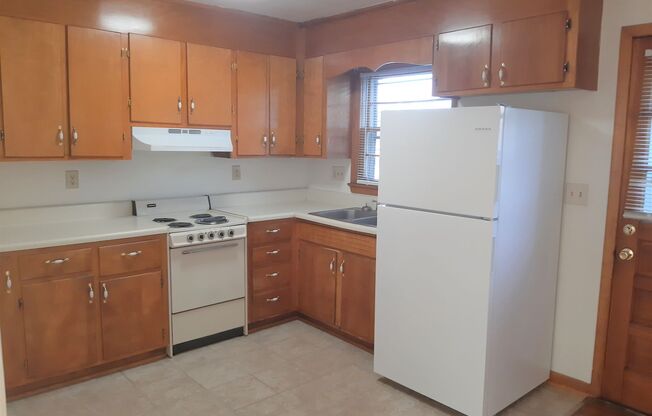 2 beds, 1 bath, 903 sqft, $1,240, Unit C-2