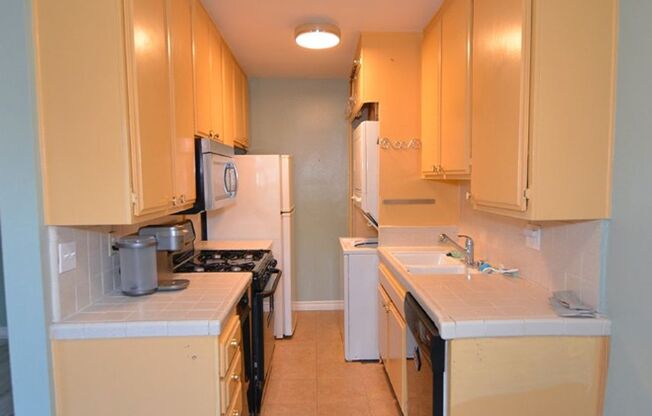 AVAILABLE SOON 1 Bed / 1 Bath - Natural Lighting/Balcony - MUST SEE - Glenoaks