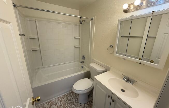 2 beds, 1 bath, $995, Unit #D