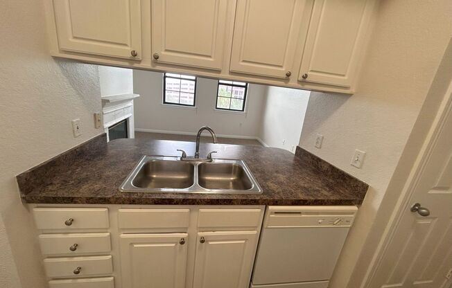 Beautiful 1/1 in Uptown Place!!