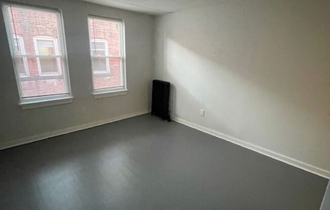 3 beds, 1 bath, $1,750, Unit 147 Belmont Ave Unit #4L