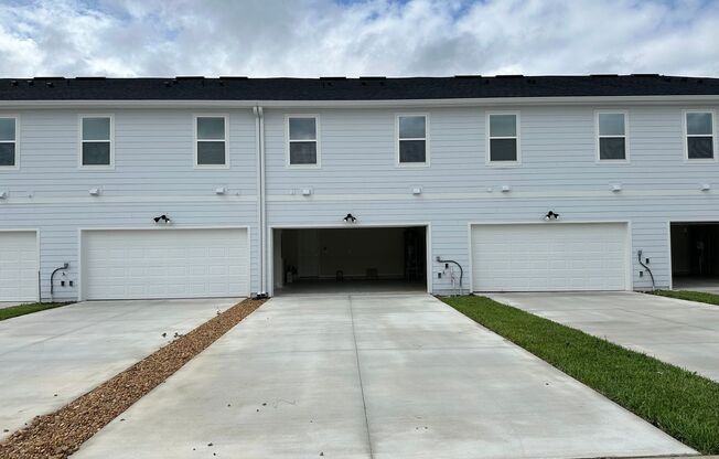 3 Bedroom/ 2.5 Baths / 2 Car Garage Townhome in Winter Garden