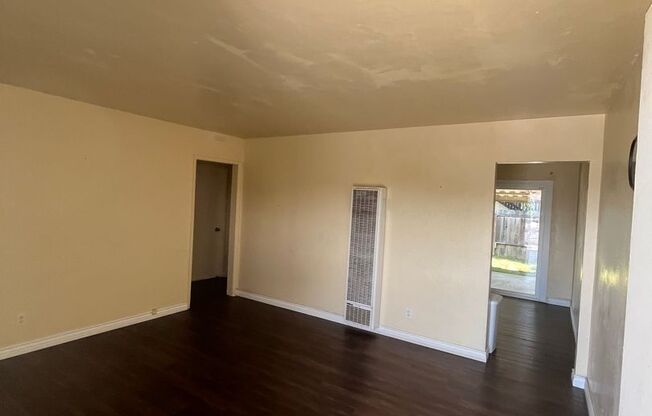 House 2BR/1BA Available Now