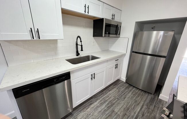 2 beds, 2 baths, 977 sqft, $1,595, Unit 18