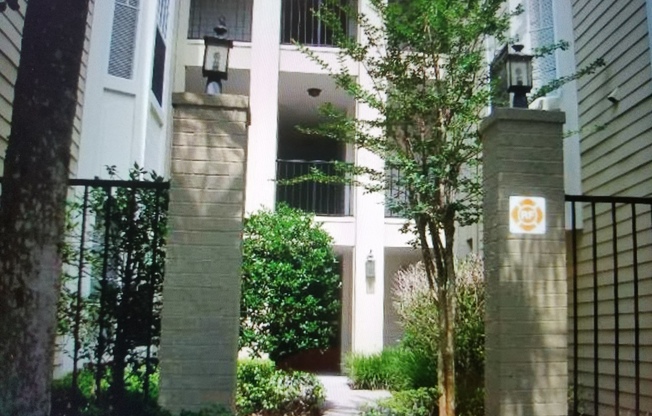 MOVE IN NOW! WATER INCLUDED! BEAUTIFUL 2BED/2BATH CONDO WITH SCREENED IN BALCONY!