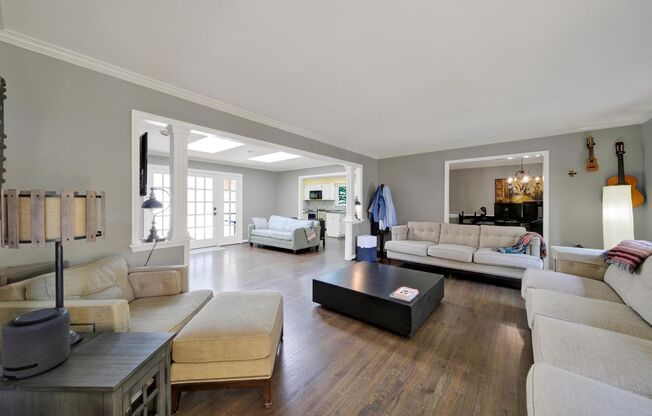 Lovely 3 Bed 2.5 Bath Ranch Home in South Park!