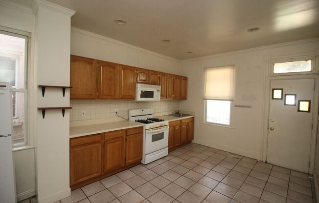 3 beds, 1 bath, $1,695, Unit # 324