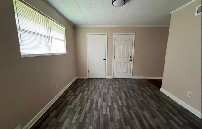 3 beds, 1 bath, $1,075