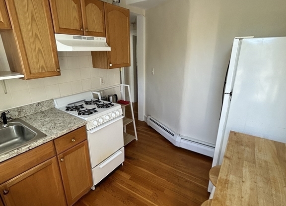 2 beds, 1 bath, $3,000, Unit 3