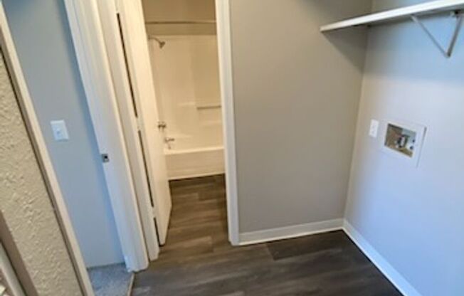 2 beds, 2 baths, 856 sqft, $869, Unit 2827-1806