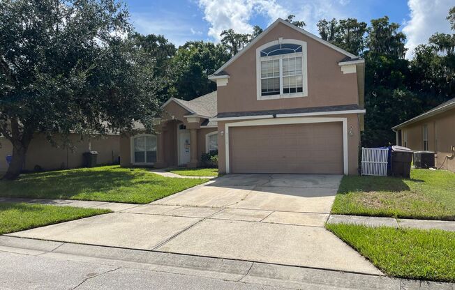 A Gorgeous 5-Bedroom House in a Golf Coursea Golf Course Community
