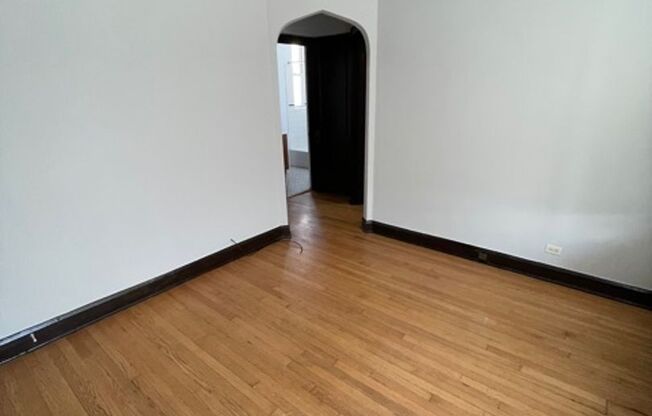 1 Bedroom in Lakeview! Modern kitchen